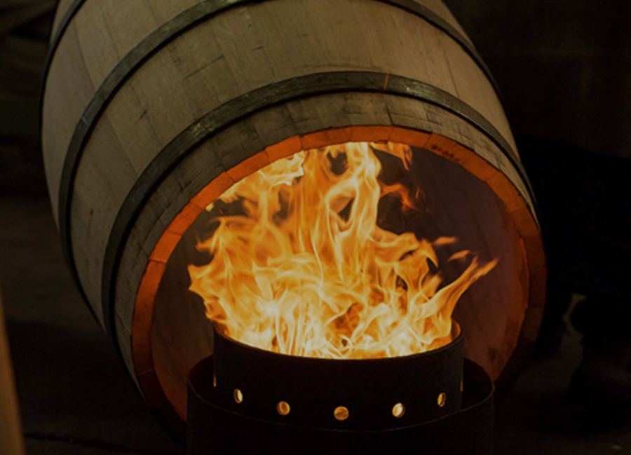 Fût de chêne neuf · chauffe au feu de bois chez le tonnelier